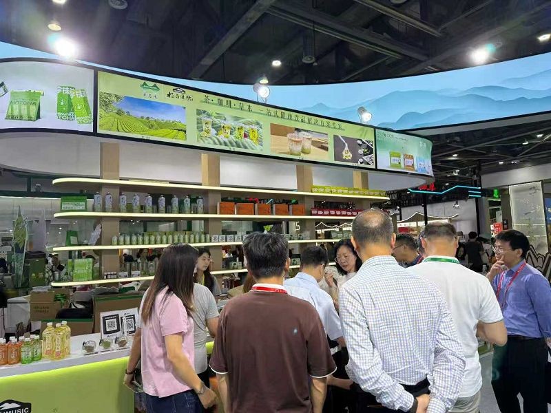 hua's-tea-clients-meeting-at-exhibition(001)